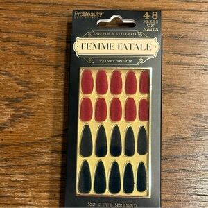 Velvet Femme Fatale Press-On Nails - Red and Black